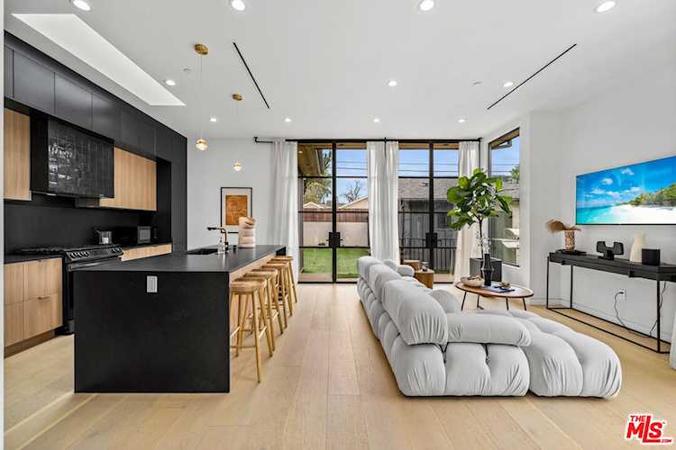 14000 Addison St Sherman Oaks, CA 91423