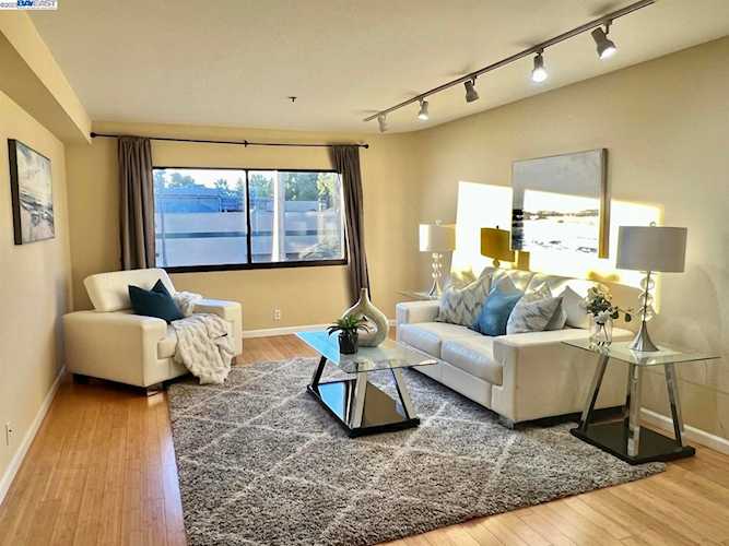 117 California Ave #D205 Palo Alto, CA 94306