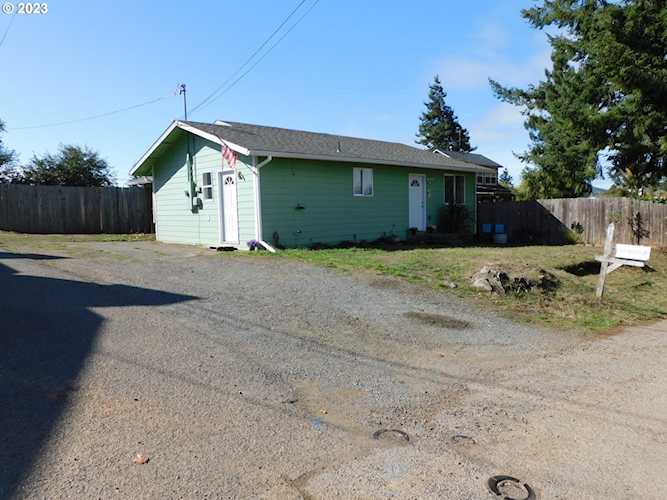 1730 Spruce ST Myrtle Point, OR 97458