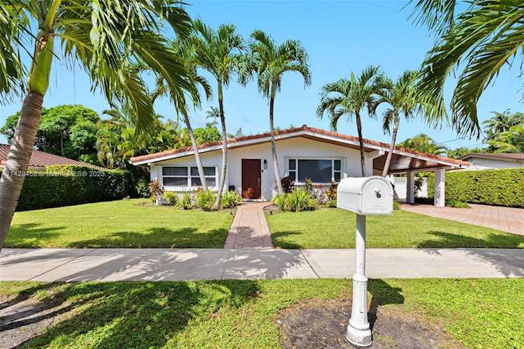 21120 NE 24th Ct Miami, FL 33180