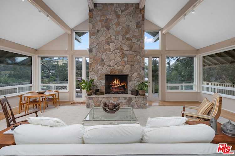 2090 Lakeshore Dr Agoura, CA 91301