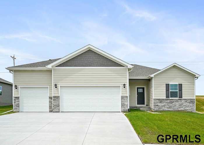 6433 Clear Creek St Papillion, NE 68157