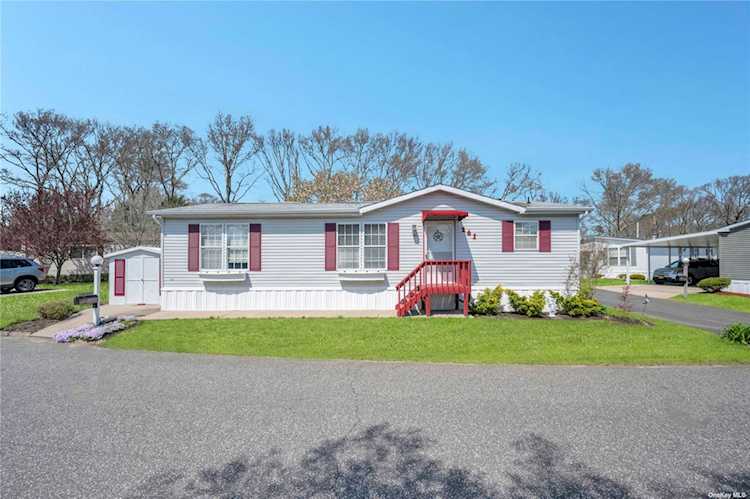1661-261 Old Country Road Rd Riverhead, NY 11901