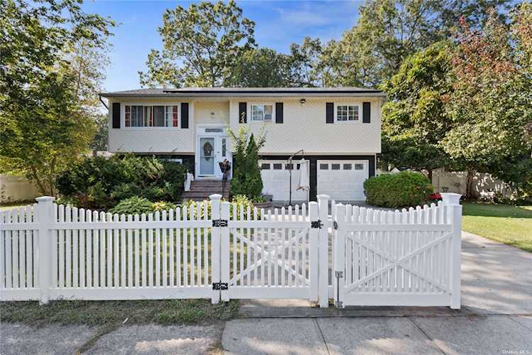 74 Ulster Ave West Babylon, NY 11704