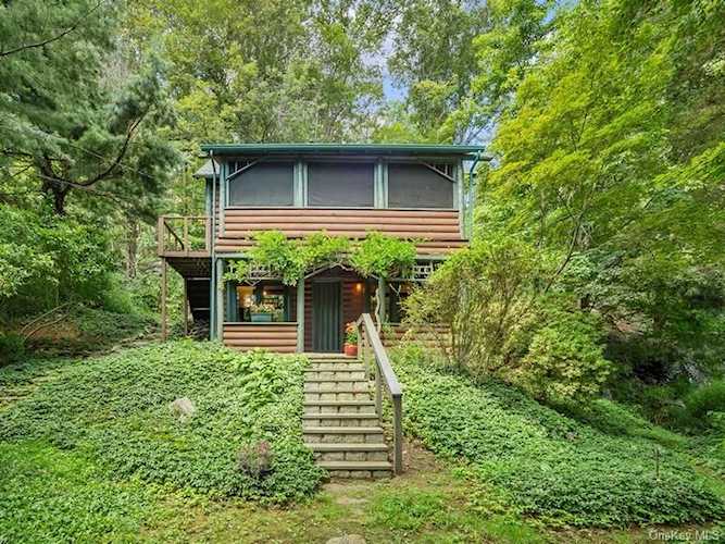 10 W Curry Rd Mahopac, NY 10541