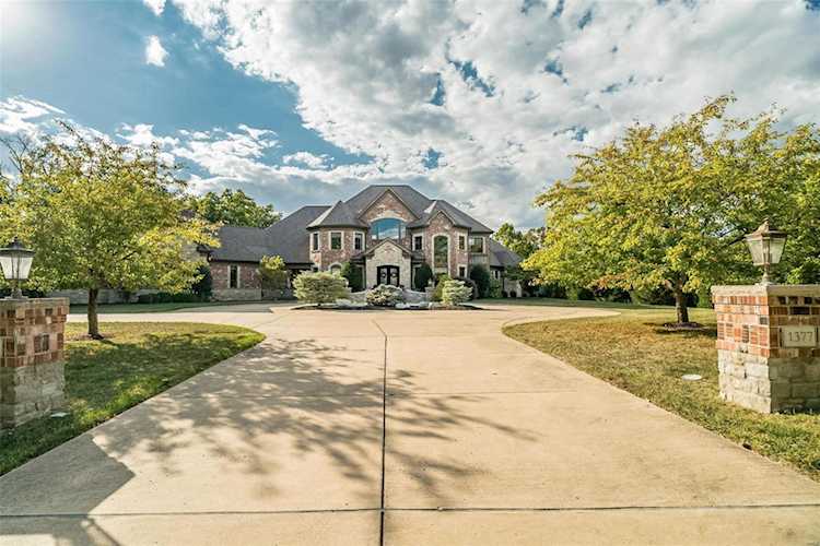 1377 S Mason Rd Town And Country, MO 63131