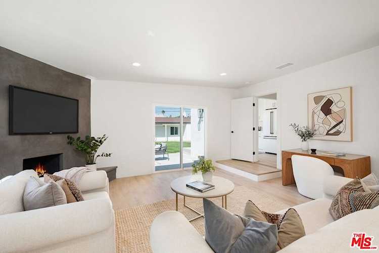 967 4th Ave Los Angeles, CA 90019