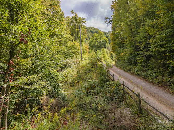 1043 Spruce Flats Rd Maggie Valley, NC 28751