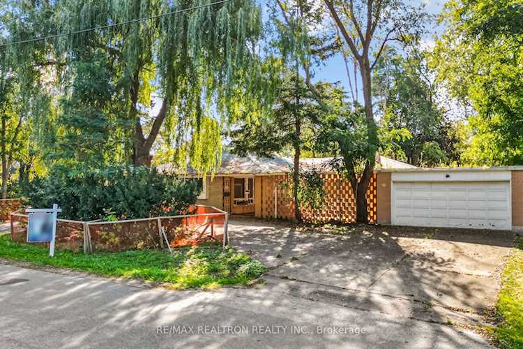 3 Elm Ridge Acres Rd Markham, ON L3T 1W2