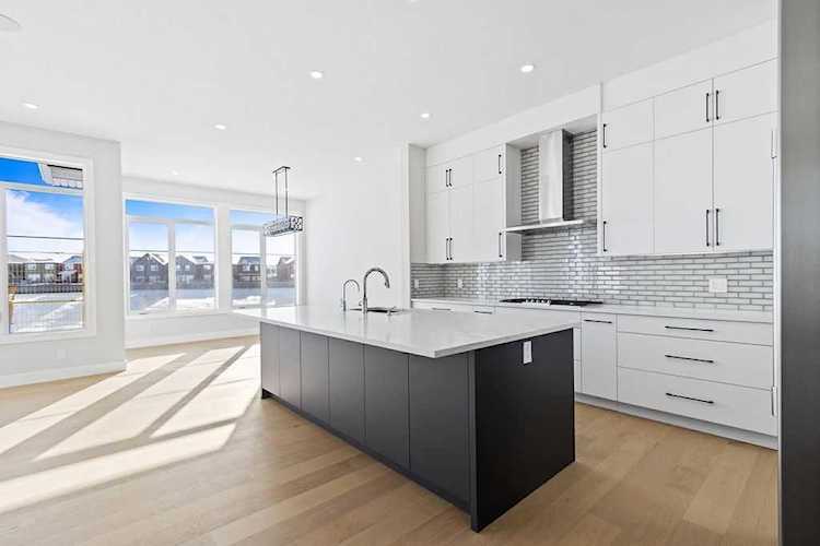 440 Discovery Place SW Calgary, AB T3H 3Y3