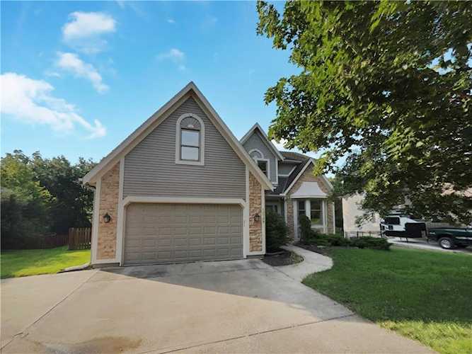 13729 Midland Dr Shawnee, KS 66216 | MLS 2446869 Photo 1