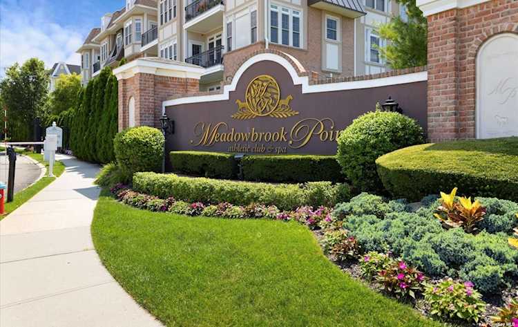114 Shady Ln #114 Westbury, NY 11590