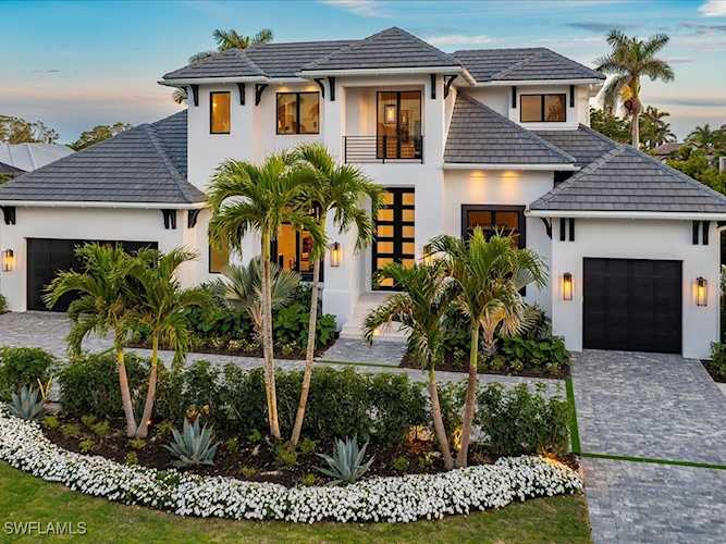 612 Binnacle Dr Naples, FL 34103