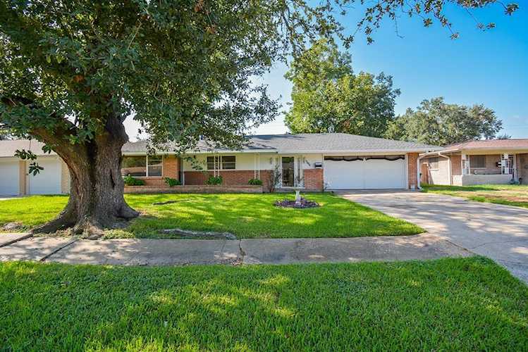 7884 Pecan Villas Dr Houston, TX 77061