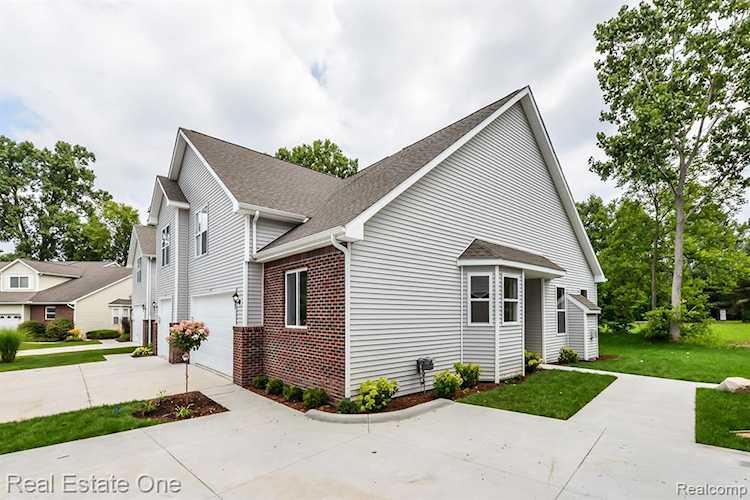 531 Indian Oaks Dr Howell, MI 48843