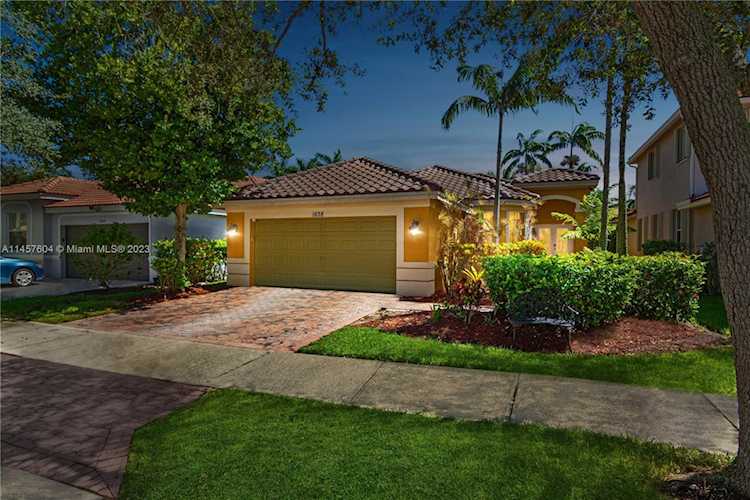 1638 Winterberry Ln Weston, FL 33327