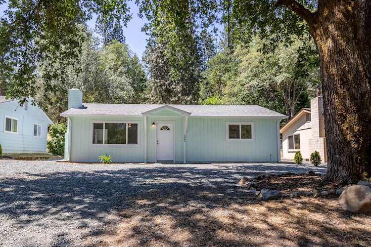 221 Acorn St Merlin, OR 97532