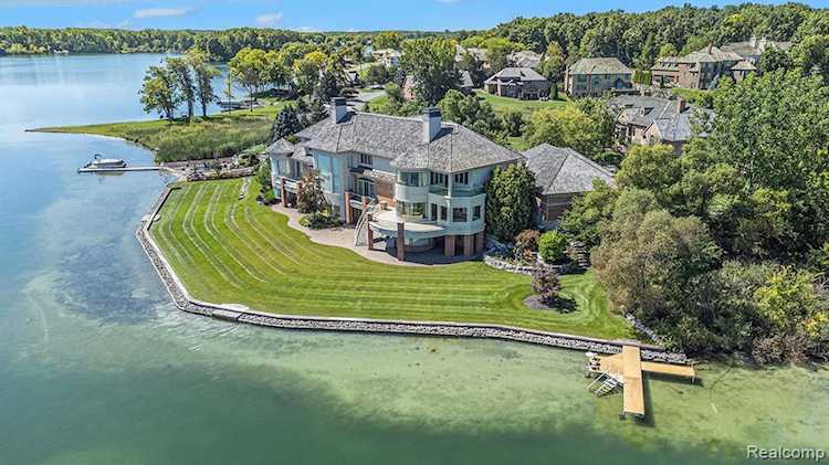 82 Chateaux Du Lac Fenton Twp, MI 48430