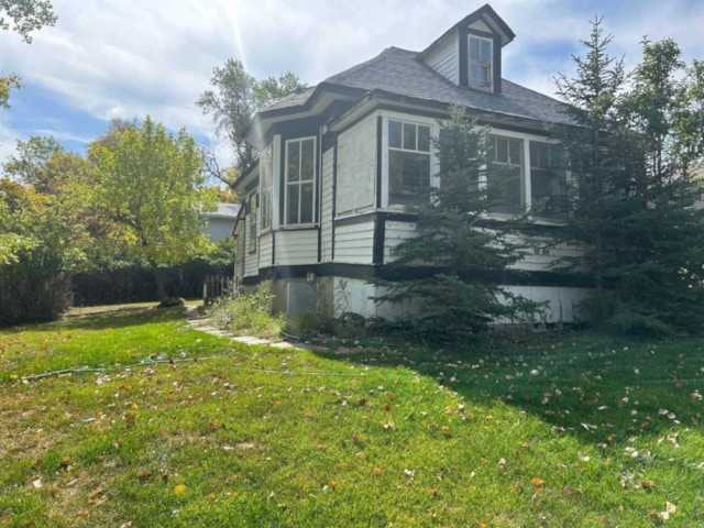 541 6 St SE Medicine Hat, AB T1A 1
