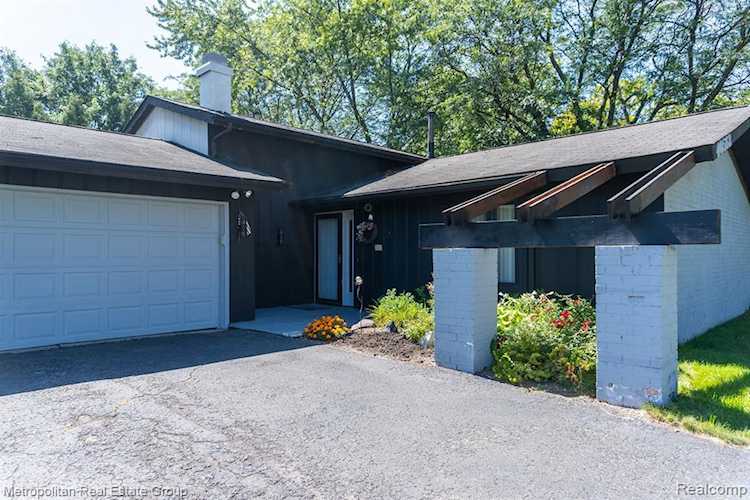 40563 Village Oaks Novi, MI 48375 home for sale, MLS#20230074415 | Dwellings Michigan Real Estate Photo 1