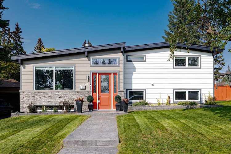2416 58 Ave SW Calgary, AB T3Z 3T1