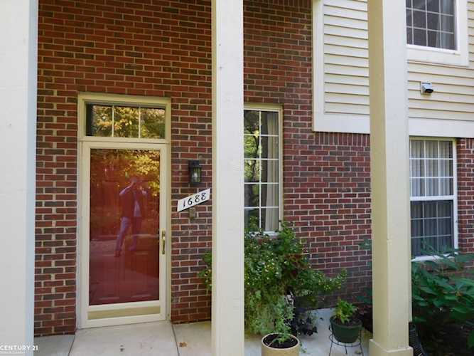 1688 Deepwood Circle Rochester, MI 48307