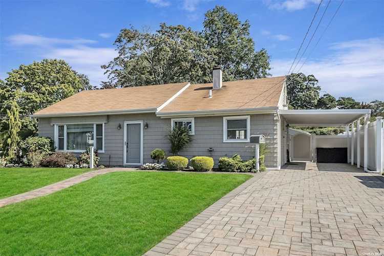 13 Dover Rd Massapequa, NY 11758