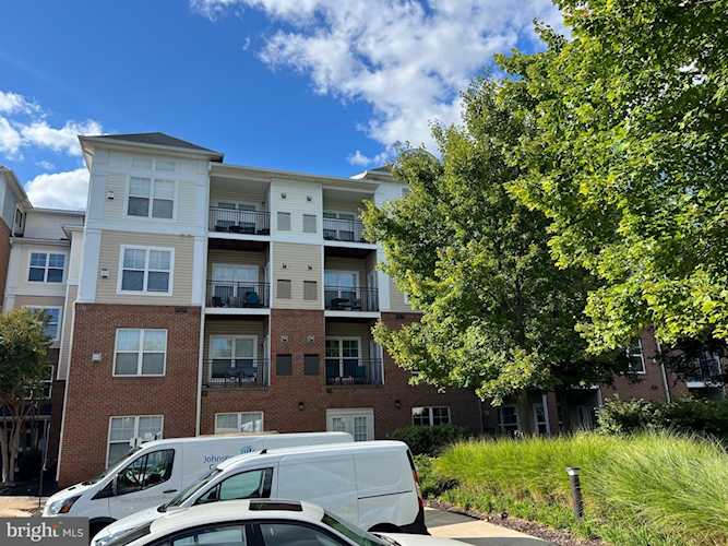 3830 Lightfoot St #128 For Sale in Chantilly Photo 1