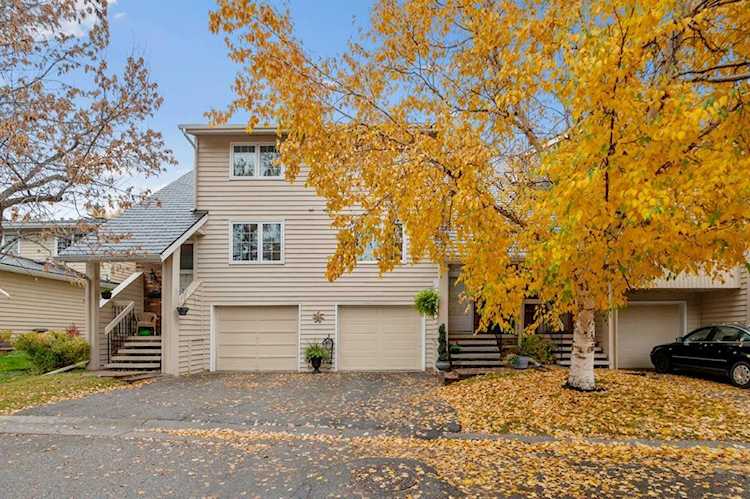 363 Point Mckay Gardens NW Calgary, AB T3B 5C1