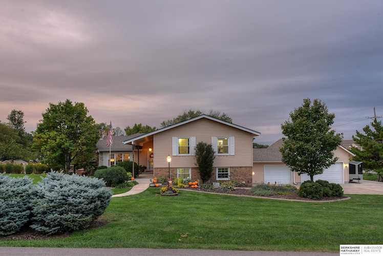 5901 Hilltop St Papillion, NE 68133