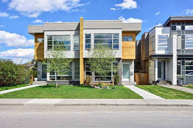 2216 33 St SW Calgary, AB T3E 2T1