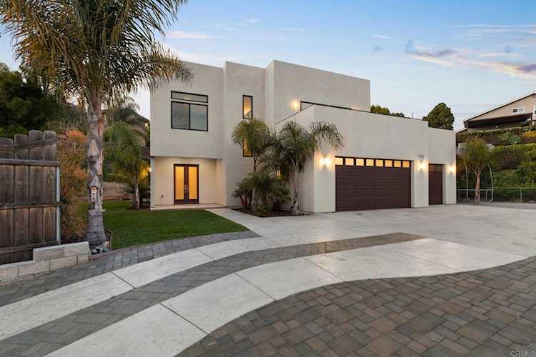 4398 Yuki Lane Carlsbad, CA 92008