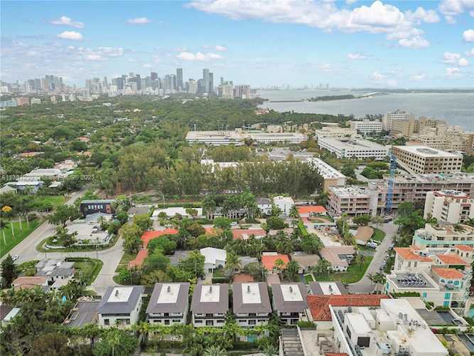 3550 W Glencoe St Coconut Grove, FL 33133