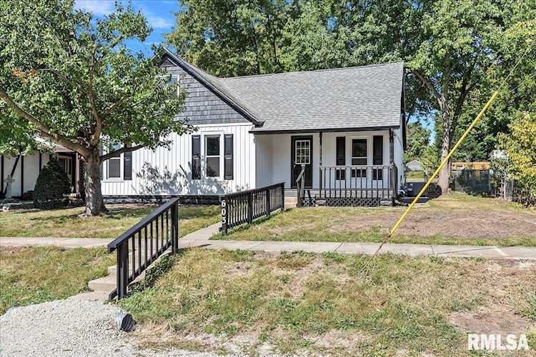 Move-in ready home for sale in Pawnee, IL - $140,000 Photo 1