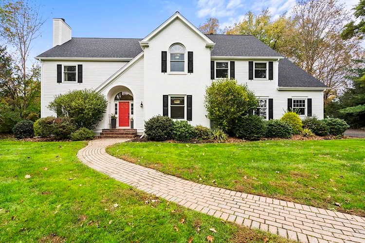 83 Main St Southborough, MA 01772
