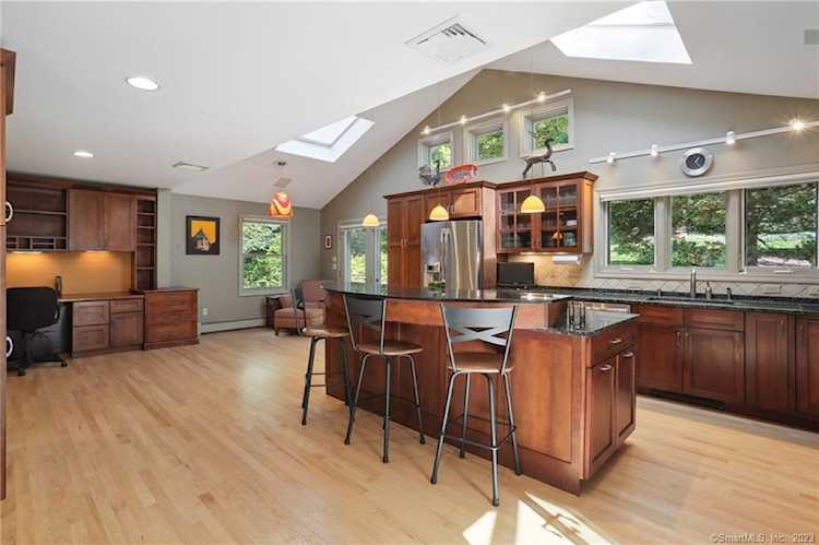 44 Wright Dr Avon, CT 06001