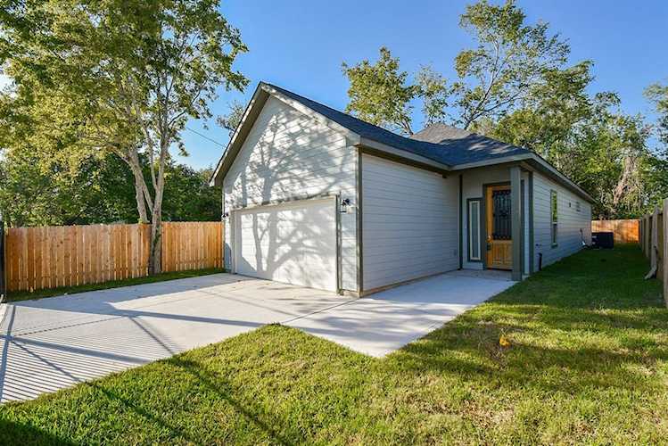 8105 Saint Louis St Houston, TX 77028