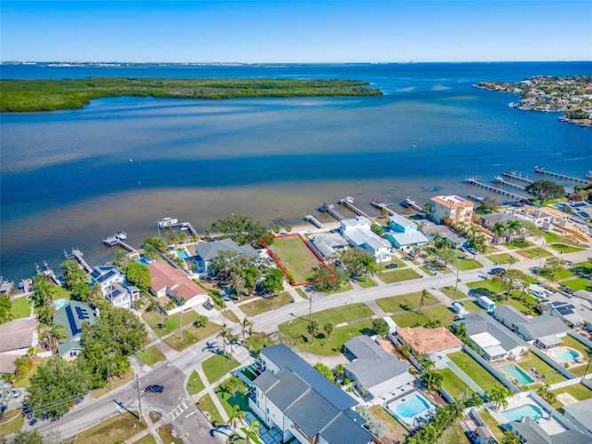 6043 Bayou Grande Blvd NE St. Petersburg, FL 33703