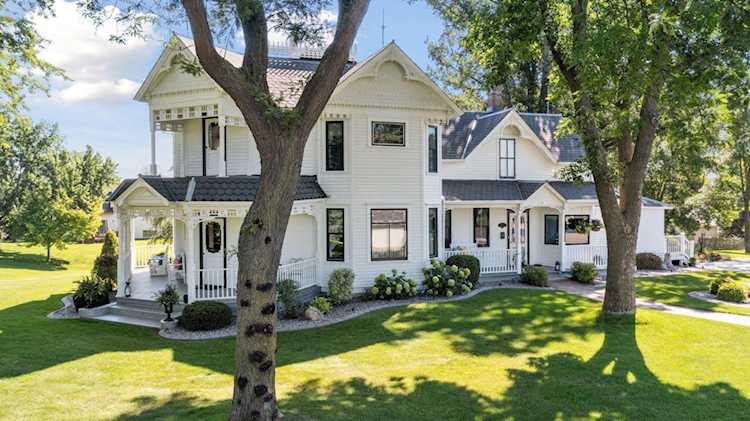 8858 Comstock Court Maple Grove, MN 55311