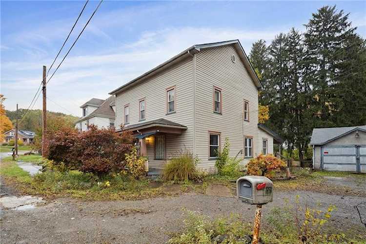 1658 Mercer Rd Ellwood City, PA 16117