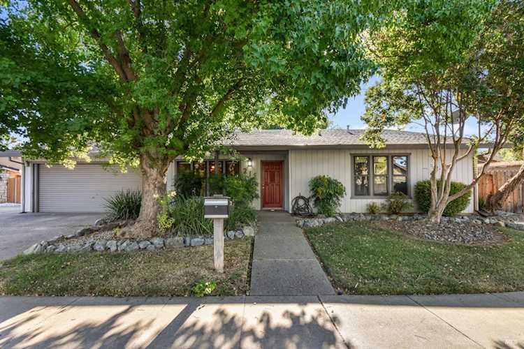 215 Alderglen Drive Dixon, CA 95620