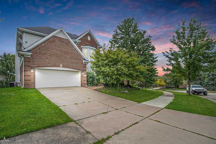 1215 Putnam Cir Circle Rochester, MI 48307