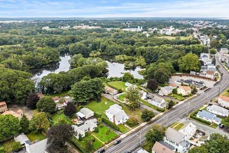 43 Lynnfield St Peabody, MA 01960