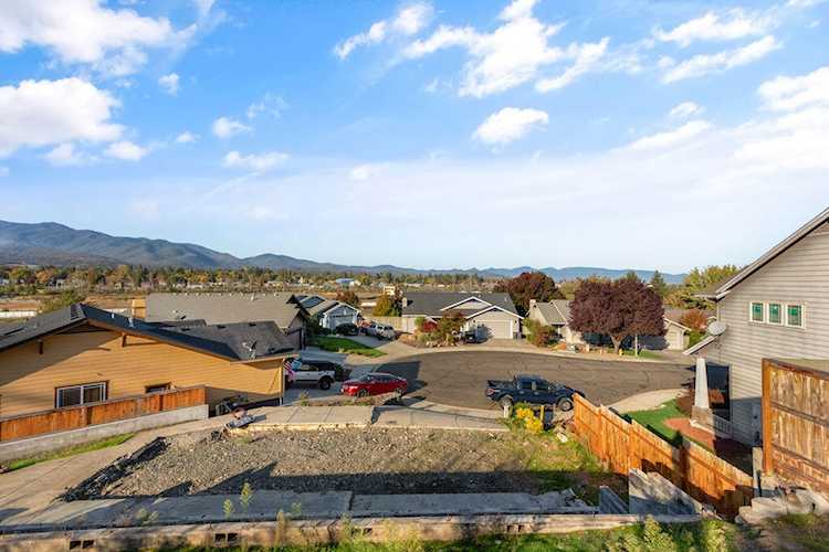 414 Phoenix Hills Dr Phoenix, OR 97535