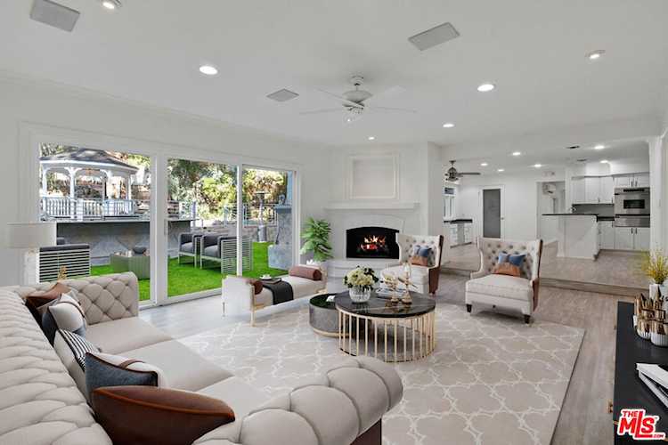 2202 Stunt Rd Calabasas, CA 91302