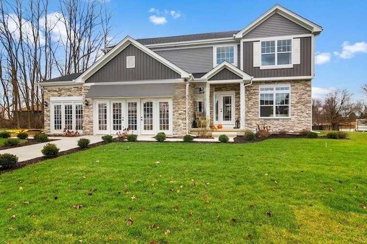 25 Levanno Dr Crown Point, IN 46307