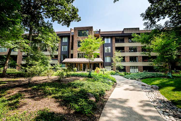1401 Burr Oak Rd #117B Hinsdale, IL 60521