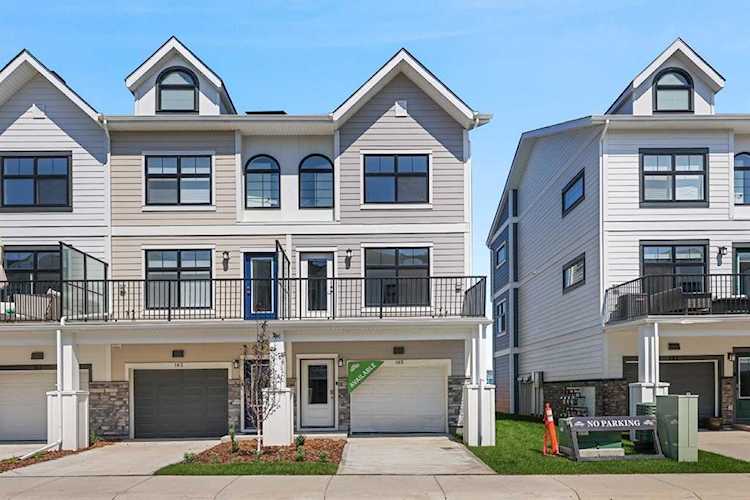 165 Les Jardins Park SE Calgary, AB T2E 6J5