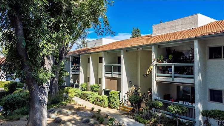 23677 Park Capri #20 Calabasas, CA 91302