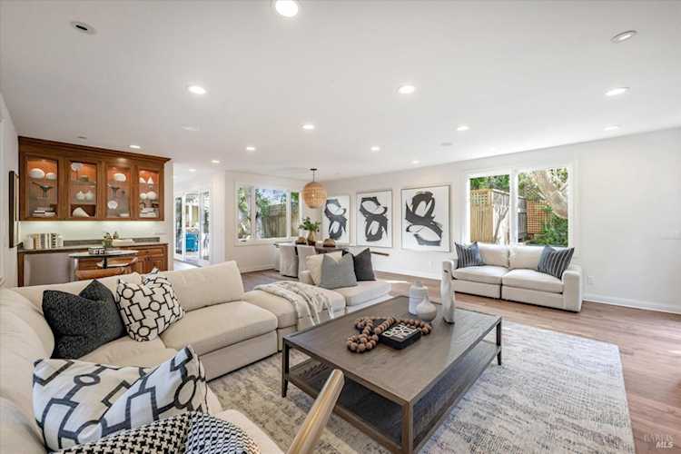 33 Locust Avenue Larkspur, CA 94939